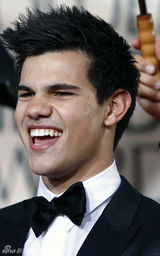 高清组图：《暮光》“狼人”泰勒-洛特纳帅气现身