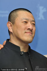 幻灯图集：成龙柏林现场唱《大兵小将》主题曲