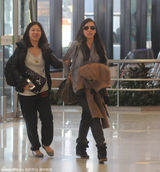 组图：王力宏携娇妻现身机场 低调出行不秀甜蜜