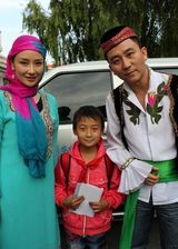 组图：孙宁赵毅参与公益活动青海送放映机