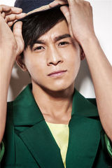 组图：乔振宇生日写真绿衣礼帽演绎俏皮绅士