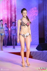 组图：亚姐大中华赛区泳衣秀 爆乳美腿一览无余