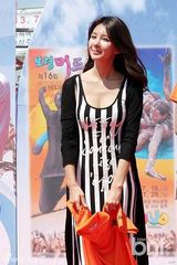 组图：韩星李贤京等出席保宁泥浆节开幕式