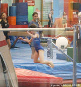 组图：苏瑞练体操玩高难度动作 凯蒂打电话业务繁忙