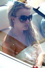 幻灯：布兰妮和男友手牵手逛街 力证感情牢不可摧