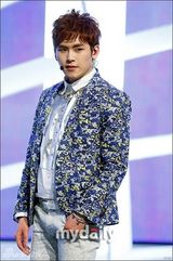 组图：韩女团舞台装尺度无下限 薄纱透视露底