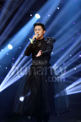 组图：快男复活赛上演 大热魏一宁裙装献唱落败