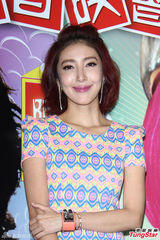 组图：徐若瑄粉红波波头助阵宣传大秀事业线