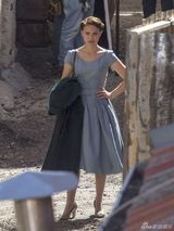 组图：娜塔莉新片自导自演 典雅蓝裙搭戏小男孩