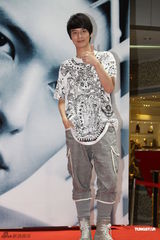 组图：严爵新碟《不孤独》开签唱会 现场秀才艺 