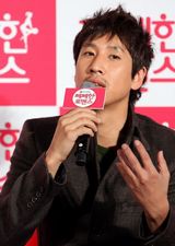 高清图：崔江熙李善均出席《吝啬罗曼史》发布会