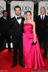 高清组图：娜塔莉-波特曼身着红裙大秀美背