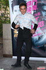 组图：明道纪佳松拼厨艺 展现新好男人一面