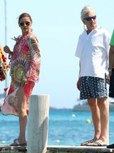 高清组图：凯瑟琳-泽塔-琼斯度假镂空彩裙抢眼