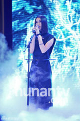 组图：尚雯婕任网游音乐总监秀美腿 现场唱新歌