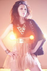 组图：黄馨可卖萌写真曝光 乱发彰显颓废气质