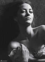 高清组图：玛丽昂-歌迪亚性感写真 姿态撩人