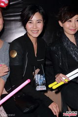 组图：古惑仔五子开唱显本色 伊健小春示爱太太