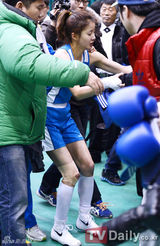 组图：韩星李诗英参加拳击比赛首场比赛获胜