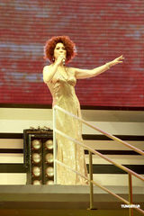 组图：蔡琴红馆开唱着低胸装 性感装扮突破以往