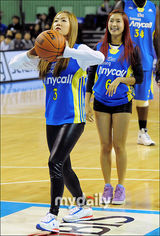 组图：韩组合SISTAR亮相篮球赛试投 献精彩热辣歌舞