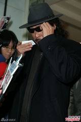 组图：吴宗宪等赴高凌风灵堂悼念 张菲频抹泪