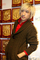 幻灯：群星聚首慈善晚会 张信哲李霄云等爱心献唱