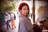 组图：薛凯琪寓工作于旅行 法国小镇拍摄浪漫MV
