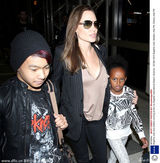 组图：朱莉深V衫现身机场 养女扎哈拉一脸不爽