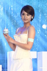 组图：杨丞琳低胸代言破封奶说 露沟大秀身材 