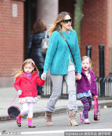 组图：萨拉-帕克牵萌娃上学 衣着亮眼姹紫嫣红