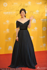 组图：宋慧乔低胸裙肌肤如雪 黄晓明抢着护花