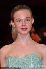 高清图：《在某处》首映  小范宁 露肩蓝裙宛若精灵