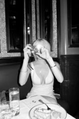 组图：林赛-罗韩黑白写真 对镜头秀乳沟竖中指