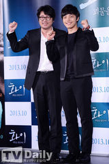 组图：韩片《华颐》发布 吕珍九露纯真笑容