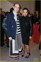 组图：卡戴珊怀孕穿紧身裙更显“前凸”后翘