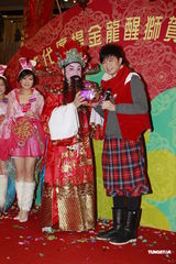 高清组图：古巨基舞狮获赠皇冠 否认已结婚