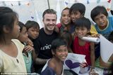 小贝探访菲台风灾区 与儿童互动奶爸范十足(图)