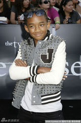 幻灯图：暮光3首映星光璀璨 帕丁森与粉丝玩合影  