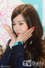 组图：少女时代穿牛仔裤赴派对 显完美曲线