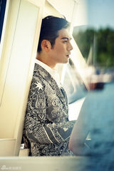 组图：严屹宽时尚大片帅气演绎清新海滩风