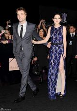 组图：《破晓》首映三人组亮相 斯图尔特秀长腿