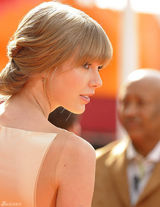 组图：斯威夫特和埃夫隆宣传新片亲密拥吻