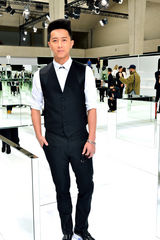 组图：韩庚巴黎看秀 优雅装扮型男魅力尽显