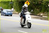 组图：格温妮丝骑摩托接女儿放学 乱超车很危险