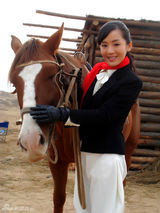 组图：《大营救》车永莉挑梁秀马技展飒爽英姿