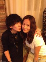 组图：齐秦小24岁娇妻曝光 2岁女儿粉嫩可爱