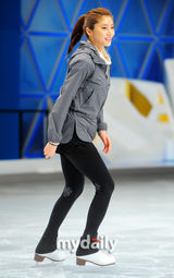 组图：韩星孙谭菲录制SBS台节目 秀花样滑冰风采