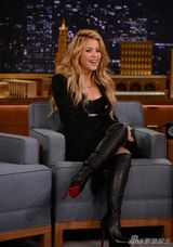 组图：夏奇拉齐臀网袜做客晚间节目露底裤