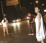 幻灯图:叶一茜苦战40度高温拍摄MV 半夜超市吃小吃 